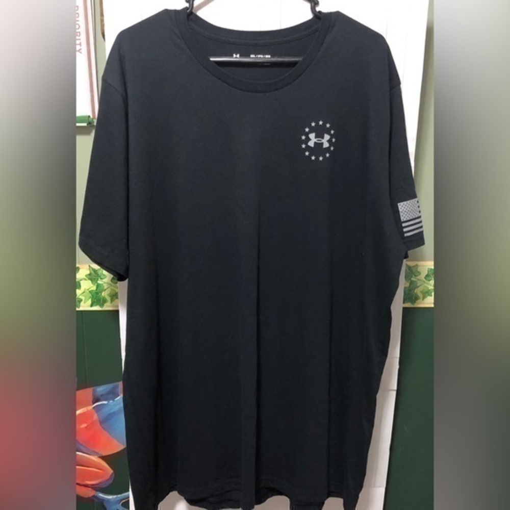 🧊Under Armour Loose Fit Black Freedom heatgear T-shirt